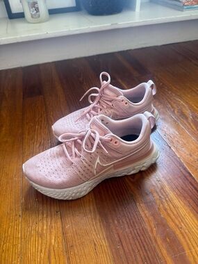 Nike Women’s Light Pink Athletic Running Shoes